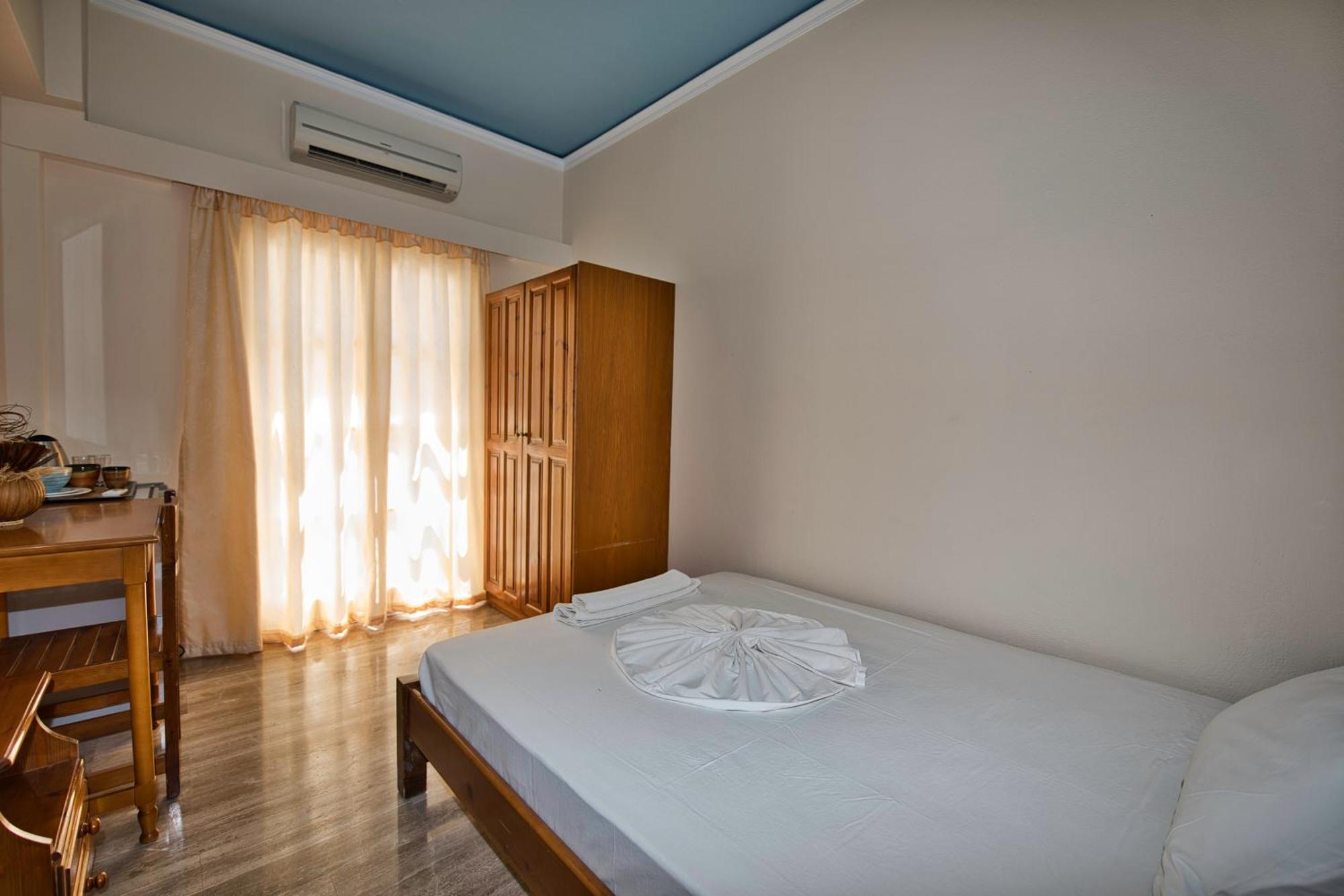 Villa Nikos Karamolegkos Kamari Bagian luar foto